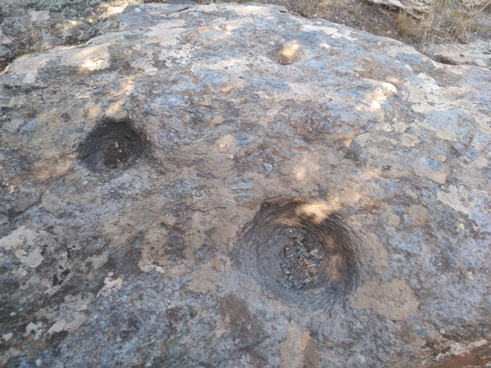 Agujeros tallados en la roca