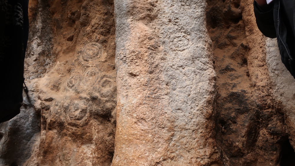 Diferentes grabados con formas de círculos concéntricos. Barranco de La Tinaja, Otiñar Diferentes grabados con formas de círculos concéntricos. Barranco de La Tinaja, Otiñar