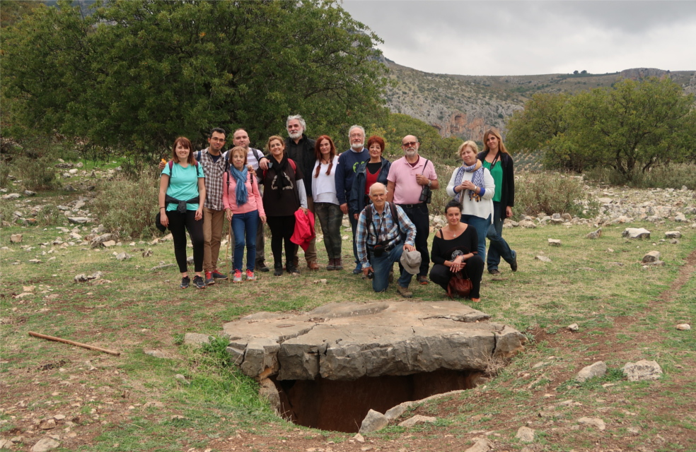 Grupo expedicionario junto al dolmen Grupo expedicionario junto al dolmen