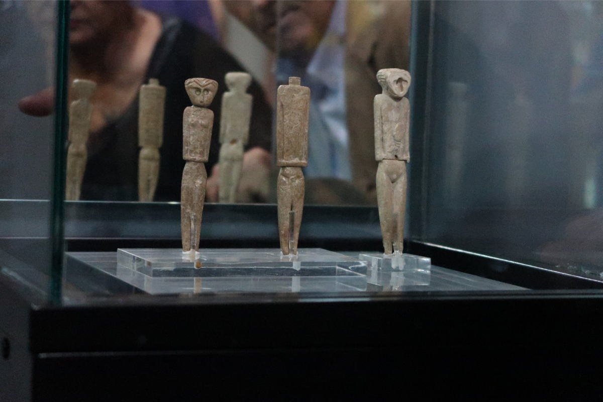 Ídolos calcolíticos masculinos y femeninos tallados en hueso y encontrados en Marroquíes Bajos. Museo arqueológico provincial de Jaén Ídolos calcolíticos masculinos y femeninos tallados en hueso y encontrados en Marroquíes Bajos. Museo arqueológico provincial de Jaén