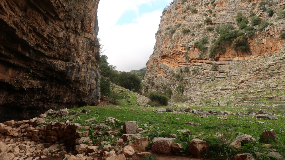 A la izquierda el abrigo de La Tinaja, a la derecha estratos de piedra a modo de gradas. En la parte inferior izquierda podemos distinguir un muro A la izquierda el abrigo de La Tinaja, a la derecha estratos de piedra a modo de gradas. En la parte inferior izquierda podemos distinguir un muro