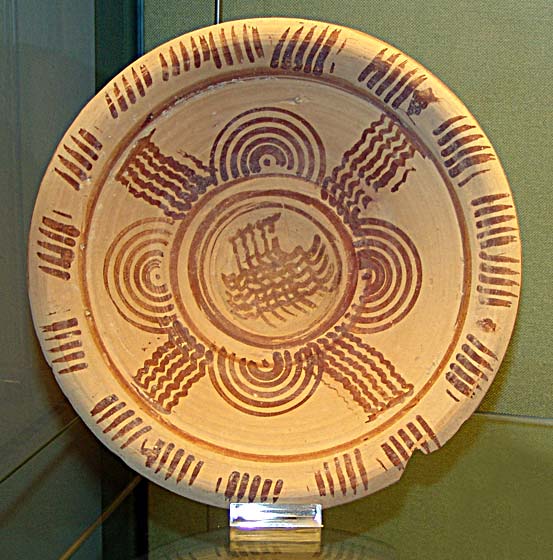 Plato íbero con decoración geométrica de tipo marítimo Plato íbero con decoración geométrica de tipo marítimo
