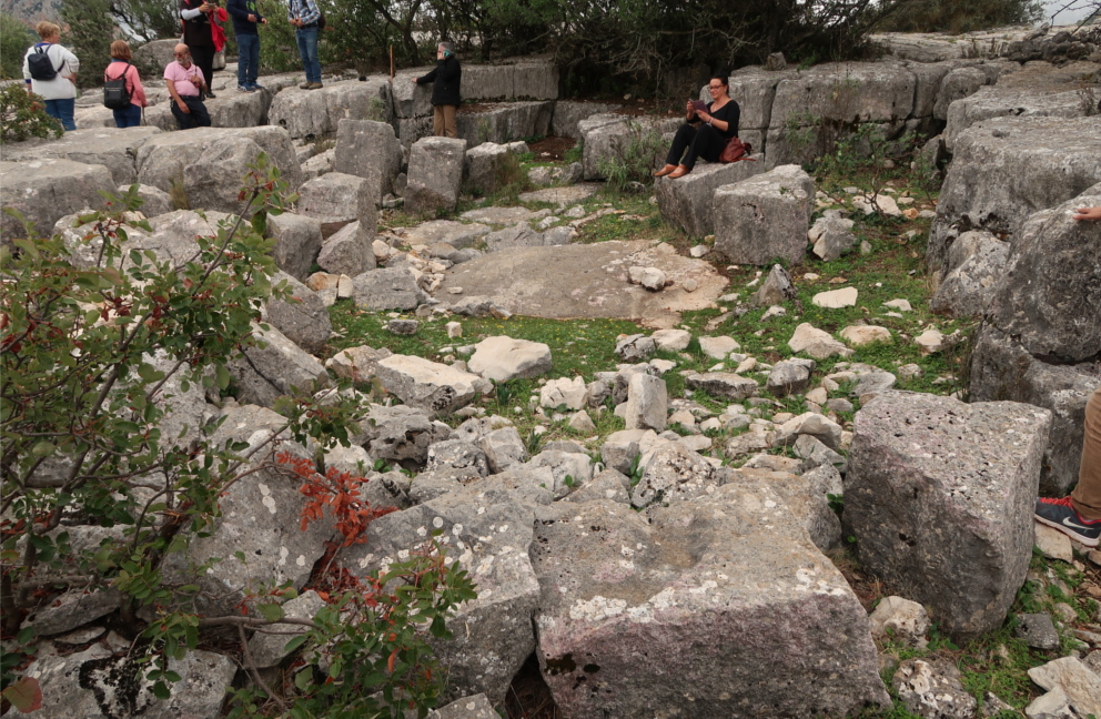 Posible cantera del asentamiento calcolítico o neolítico, las piedras aparentan haber sido labradas sin hacer uso de elementos metálicos Posible cantera del asentamiento calcolítico o neolítico, las piedras aparentan haber sido labradas sin hacer uso de elementos metálicos