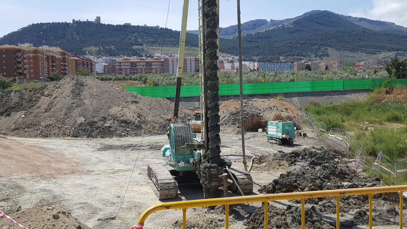 Maquinaria pesada trabajando en las obras del Conservatorio Superior de Música. Parcela del 'quinto foso' de la ZAMB