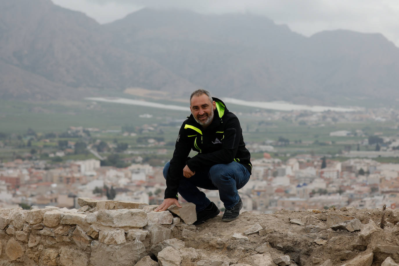 José Ángel Ocharán en la torre íbera de Santomera. Fuente: laverdad.es