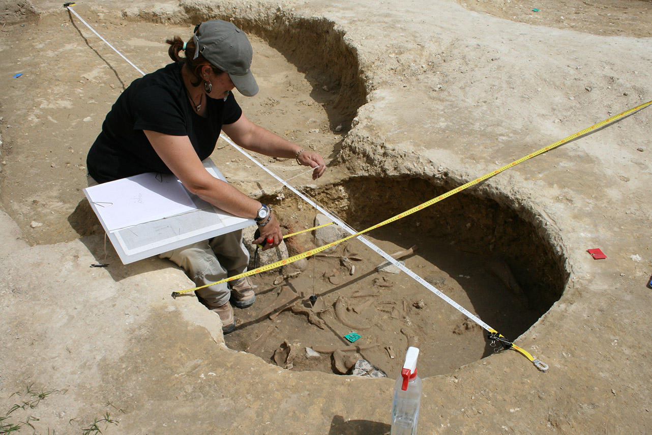 Trabajo de campo de Ana Pajuelo en el yacimiento de Valencina de la Concepción Trabajo de campo de Ana Pajuelo en el yacimiento de Valencina de la Concepción