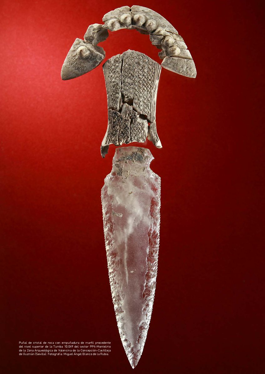 Daga de cristal de roca con empuñadura de marfil hallada en el tholos de Montelirio, Castilleja de Guzmán, Sevilla - Fotografía de Miguel A. Blanco Daga de cristal de roca con empuñadura de marfil hallada en el tholos de Montelirio, Castilleja de Guzmán, Sevilla - Fotografía de Miguel A. Blanco