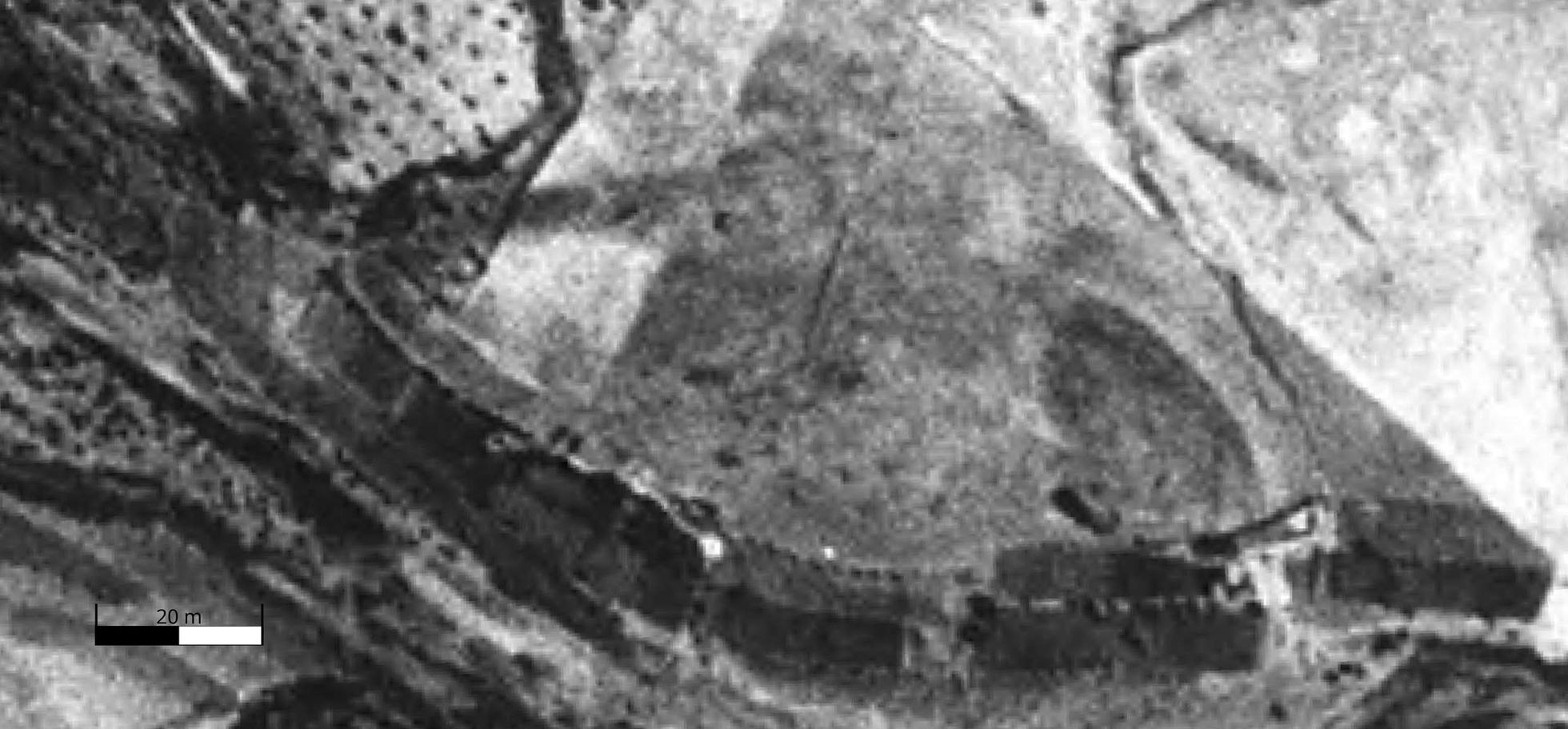 Foto aérea realizada en el vuelo americano de 1956, en el que se divisa el yacimiento antes de que una carretera lo atravesara en 1970. / El Pais - PL89 Foto aérea realizada en el vuelo americano de 1956, en el que se divisa el yacimiento antes de que una carretera lo atravesara en 1970. / El Pais - PL89