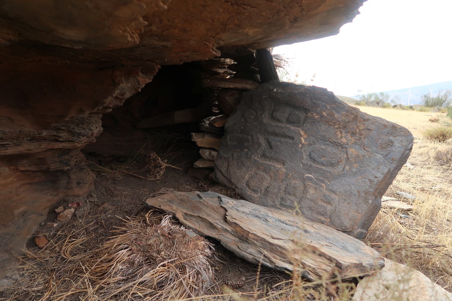 Estela de Escúllar en el interior del refugio Estela de Escúllar en el interior del refugio