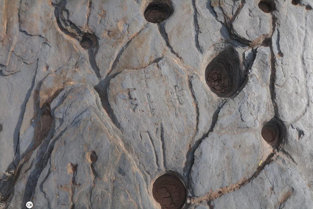 Piedra de los Cocones con cazoletas y símbolos, Escúllar Piedra de los Cocones con cazoletas y símbolos, Escúllar