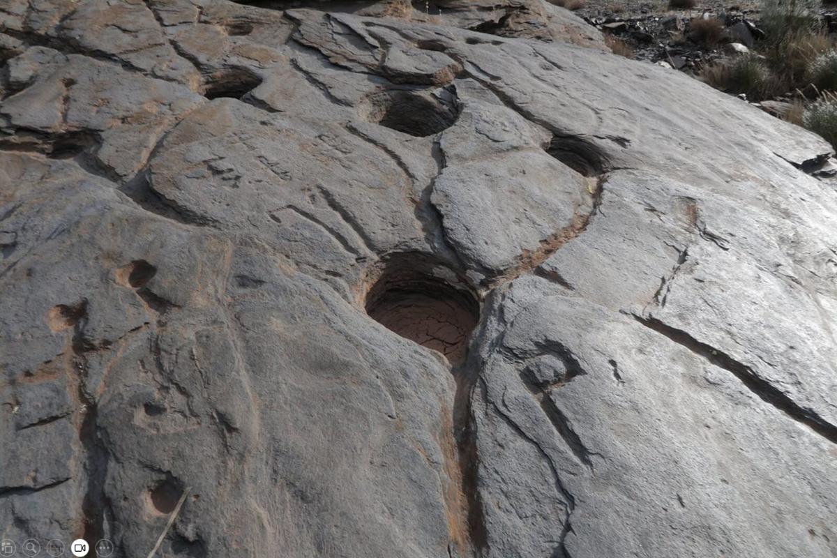 Piedra de los Cocones con cazoletas y símbolos, Escúllar Piedra de los Cocones con cazoletas y símbolos, Escúllar
