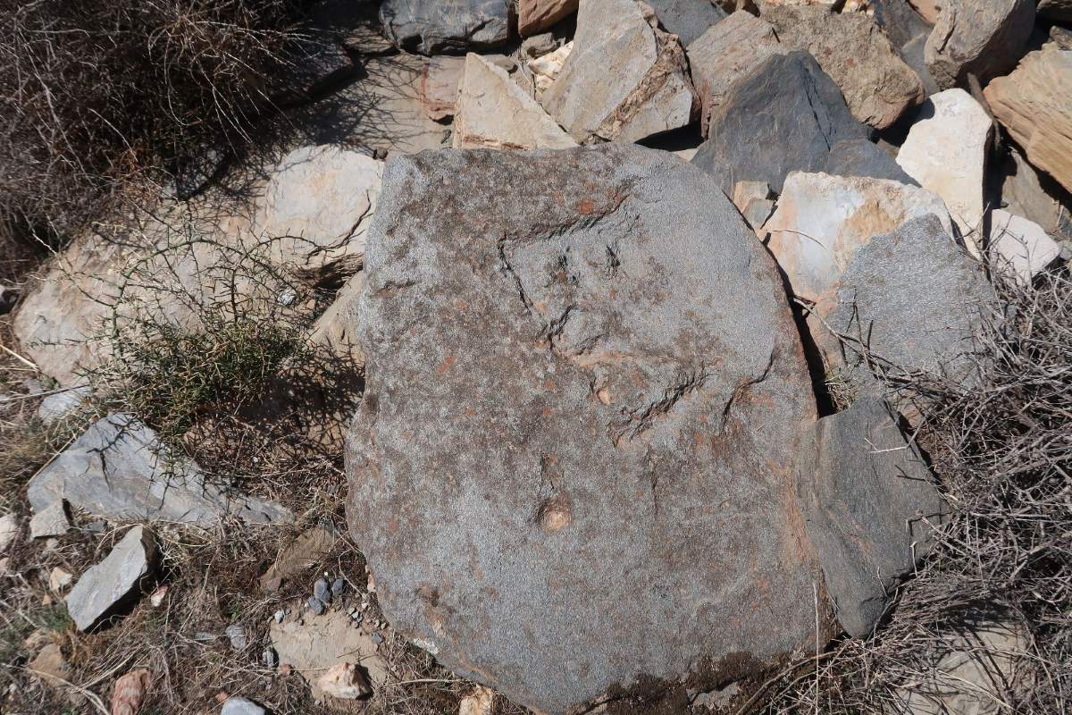 Piedra con grabados de tipo alfabético cerca de la estela principal Piedra con grabados de tipo alfabético cerca de la estela principal