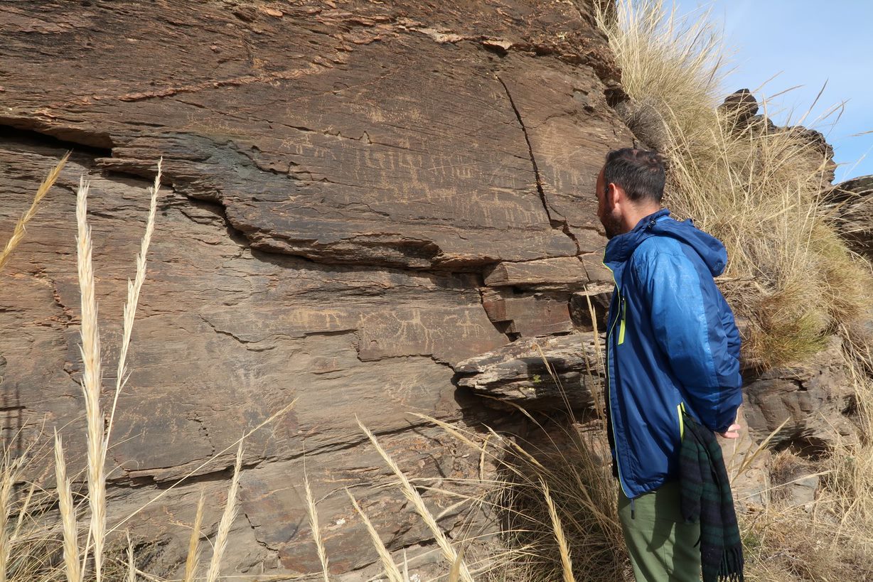 Nuestro amigo Ramón junto a los grabados rupestres de Piedra la Romana, Castro de Filabres Nuestro amigo Ramón junto a los grabados rupestres de Piedra la Romana, Castro de Filabres